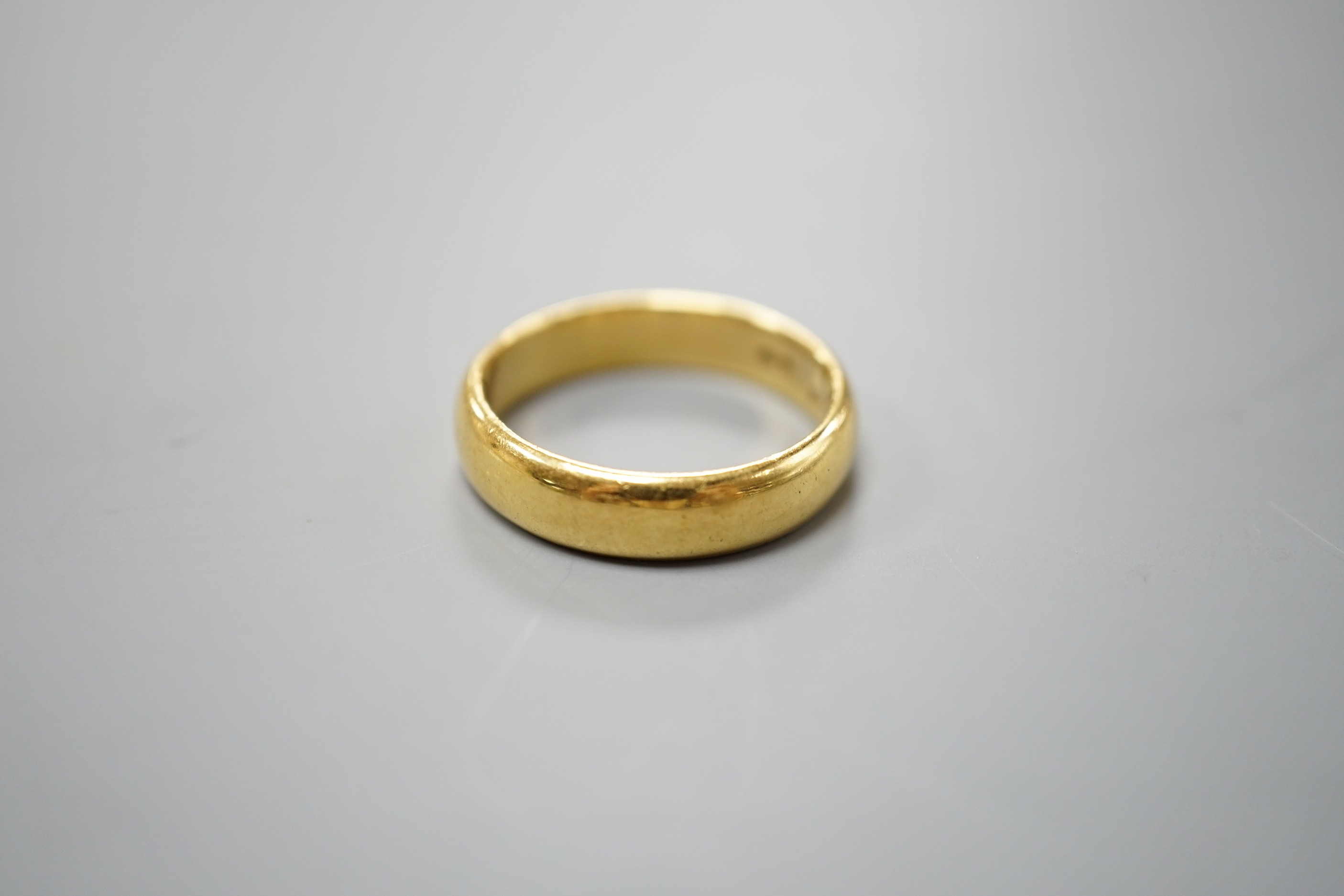 A George V 22ct gold wedding band, size R/S, 8.5 grams.